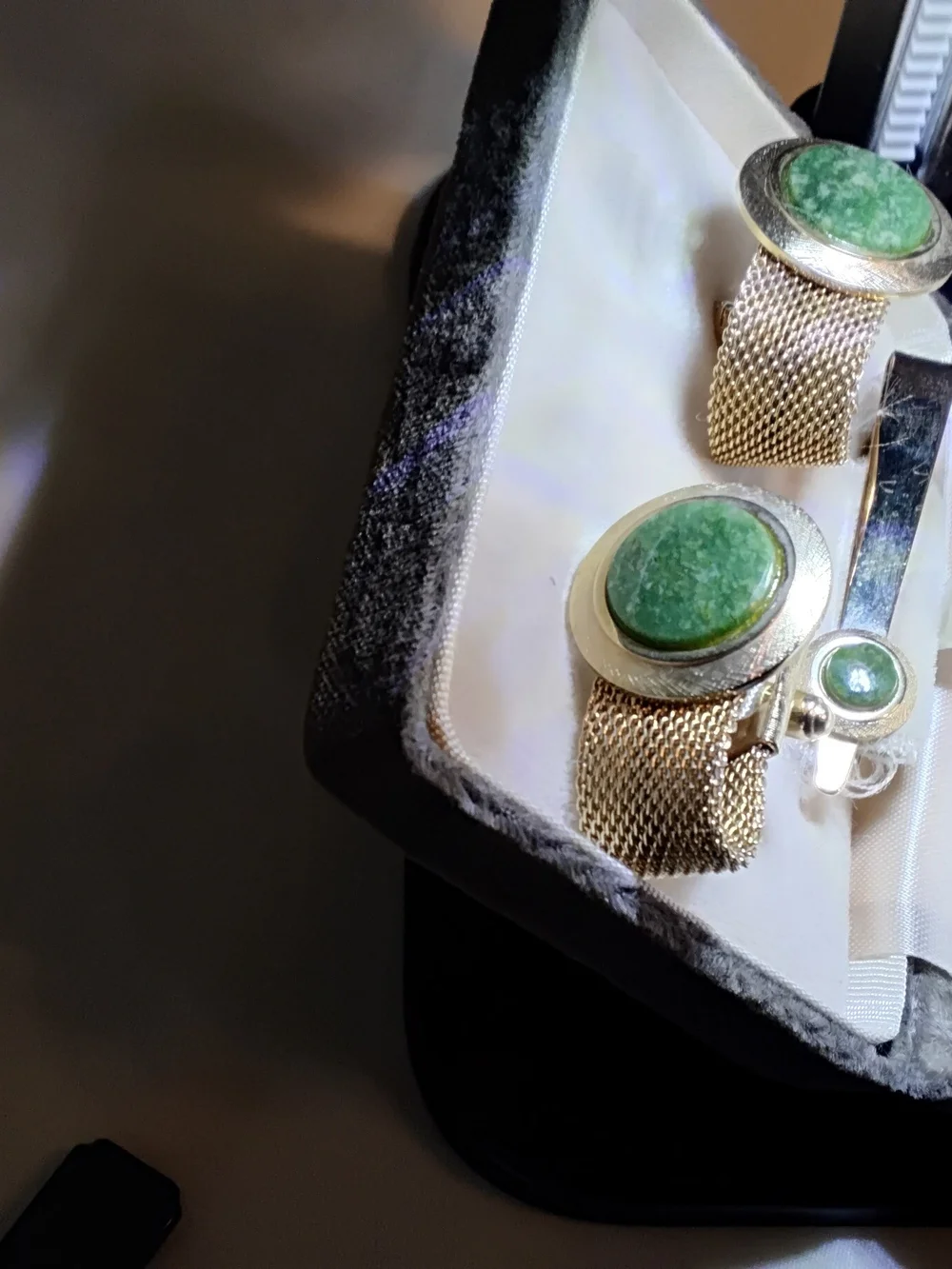 Art-Crest 14kt Gold Overlay Jade Stone Tie Clip and Mesh Cufflink Set